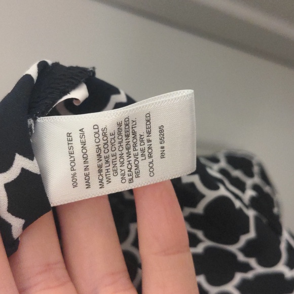 Express Blouse Black and White Pattern - Picture 4 of 5